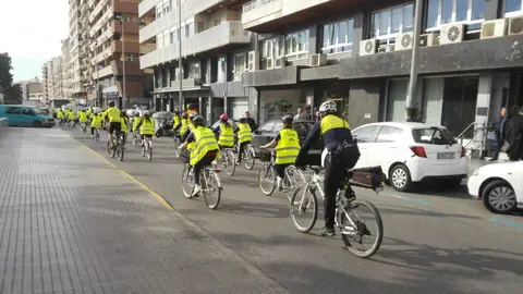 Un grupo de ciclistas circulando por el centro de Elche Un grupo de ciclistas circulando por el centro de Elche