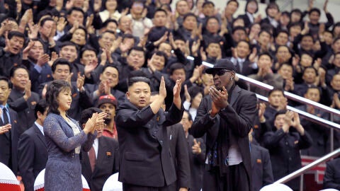 Kim Jong-Un y Dennis Rodman aplauden