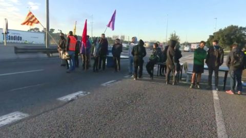 Una docena de carreteras de Catalu&ntilde;a est&aacute;n cortadas por la acci&oacute;n de los piquetes