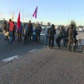 Una docena de carreteras de Cataluña están cortadas por la acción de los piquetes