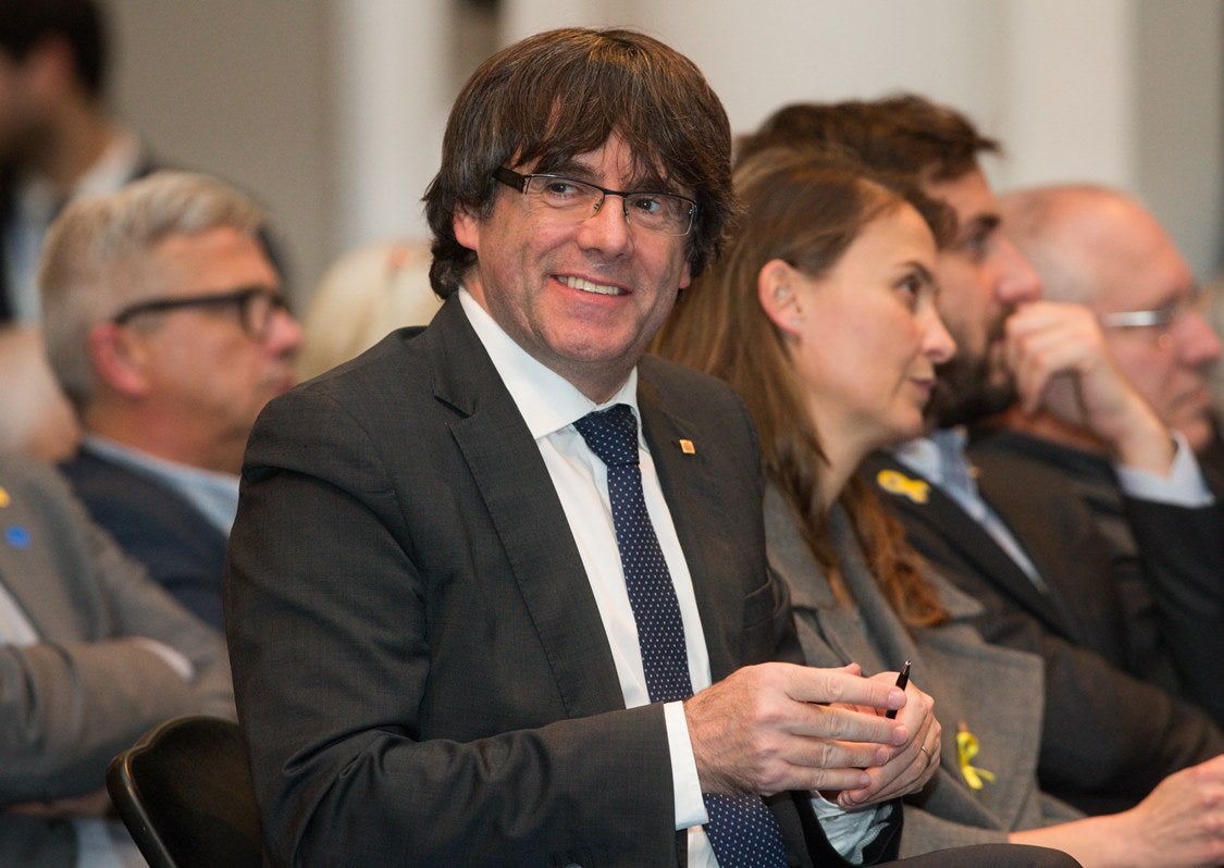 Puigdemont, a los que cortaron el AVE: "Es un orgullo representar a un pueblo con tanta dignidad" Puigdemont, a los que cortaron el AVE: "Es un orgullo representar a un pueblo con tanta dignidad"
