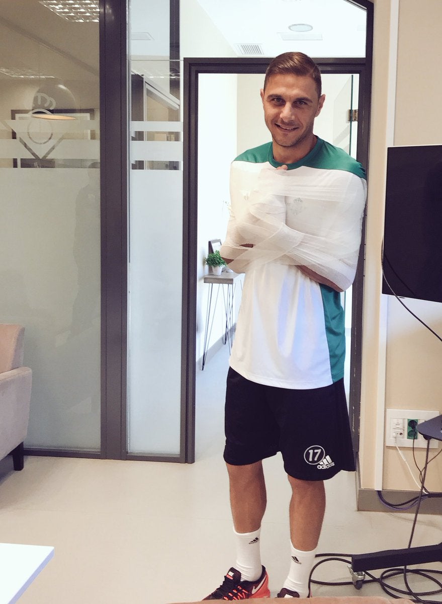 Quique Setién 'trolea' a Joaquín: "Así está después de dos días duros en el gimnasio" Quique Setién 'trolea' a Joaquín: "Así está después de dos días duros en el gimnasio"