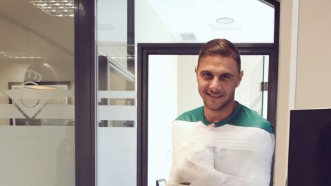 Setien 'trolea' a Joaqu&iacute;n con una foto con vendas en su cuerpo