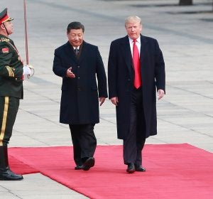 El presidente estadounidense Donald Trump (d) es recibido por su homólogo de China Xi Jinping (c) El presidente estadounidense Donald Trump (d) es recibido por su homólogo de China Xi Jinping (c)