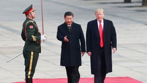 El presidente estadounidense Donald Trump (d) es recibido por su homólogo de China Xi Jinping (c) 