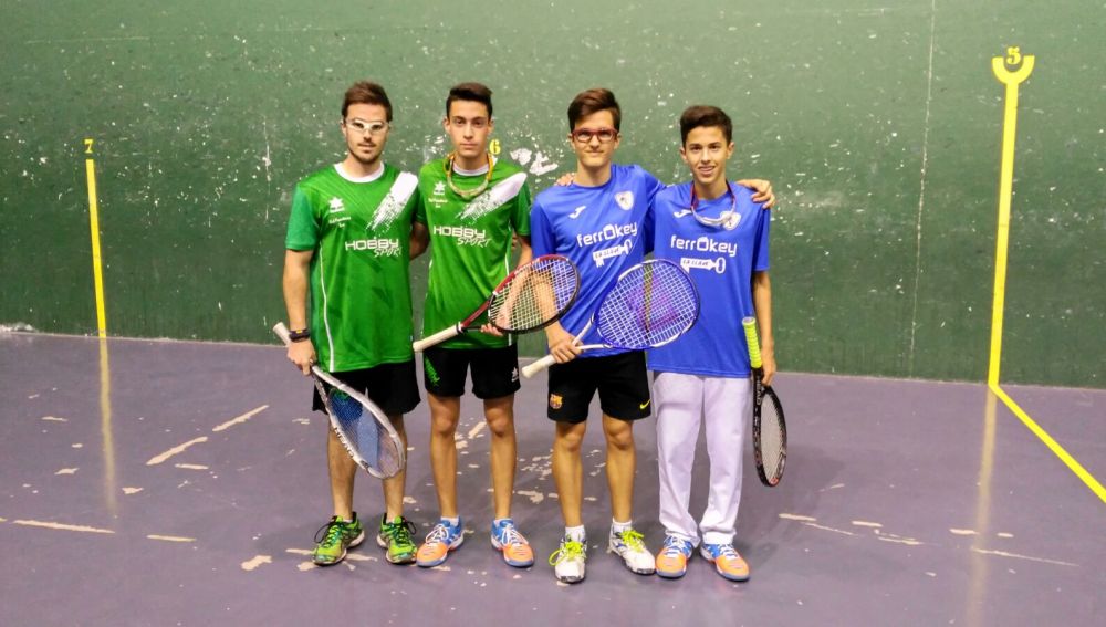 De izquierda a derecha, los jugadores de los equipos de Sax y Elche: Raúl Moreno, Francisco Pérez, David García y Carlos Berna.