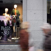 Detalle de un escaparate de la madrileña calle Preciados con publicidad sobre los descuentos ofrecidos en el 'Black Friday'