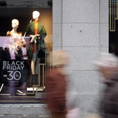 Detalle de un escaparate de la madrileña calle Preciados con publicidad sobre los descuentos ofrecidos en el 'Black Friday' Detalle de un escaparate de la madrileña calle Preciados con publicidad sobre los descuentos ofrecidos en el 'Black Friday'