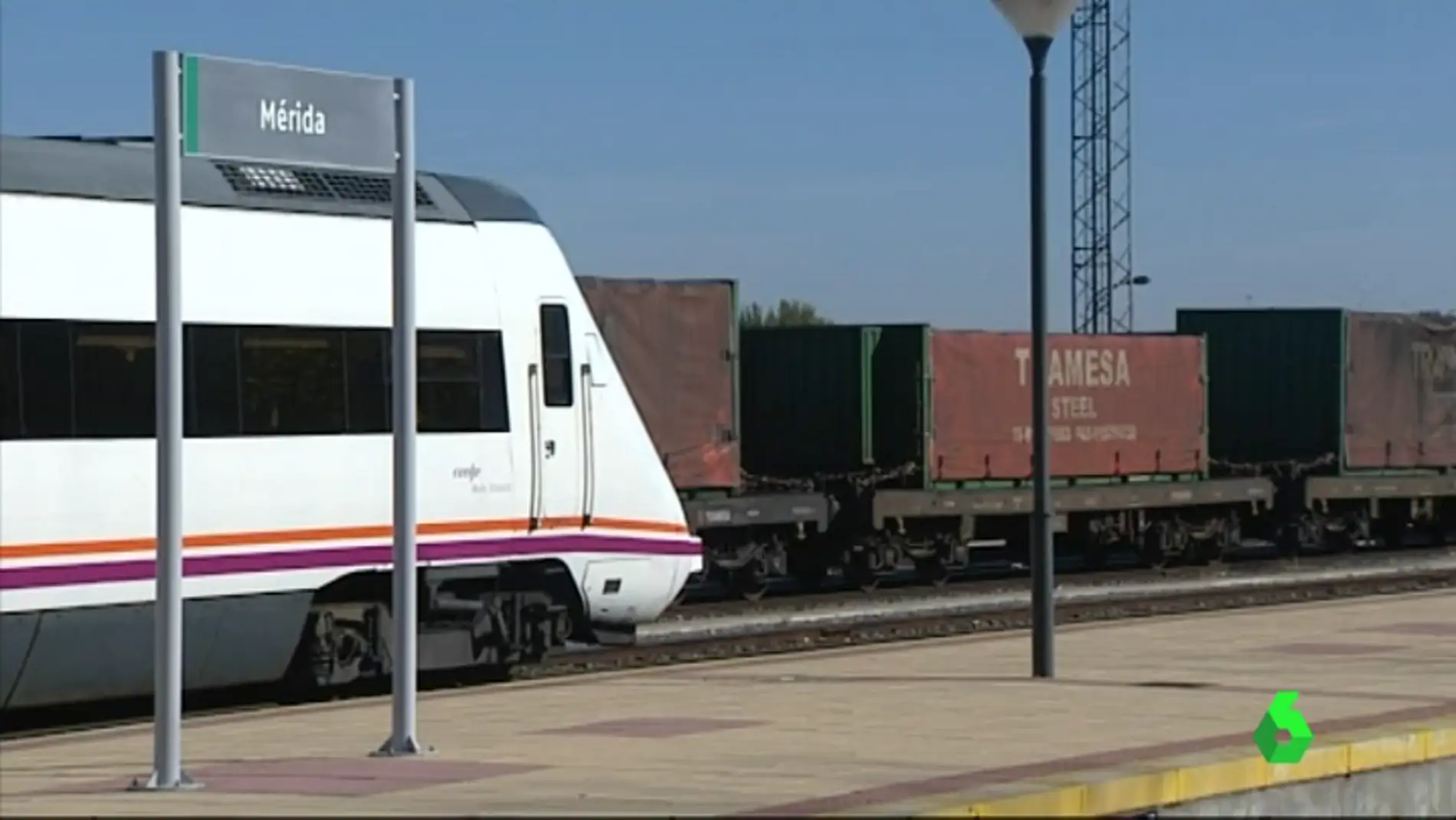 Imagen de un tren al paso por la estación de Mérida