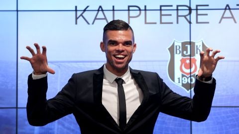 Pepe durante la presentaci&oacute;n con el Besiktas