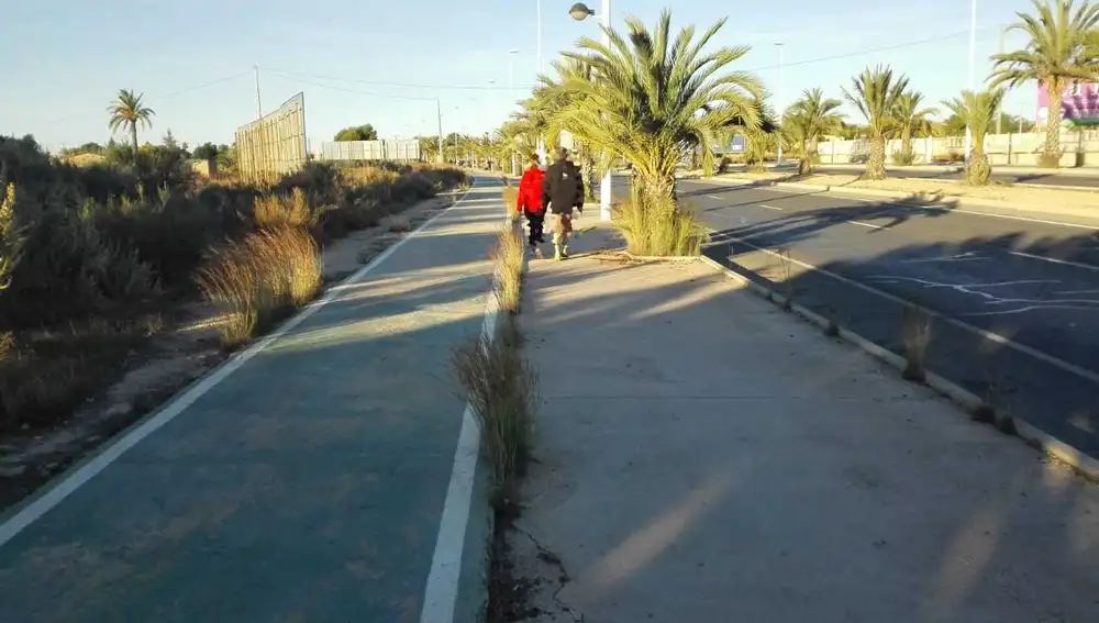 Dos personas practican deporte en la Ronda Norte de Elche Dos personas practican deporte en la Ronda Norte de Elche