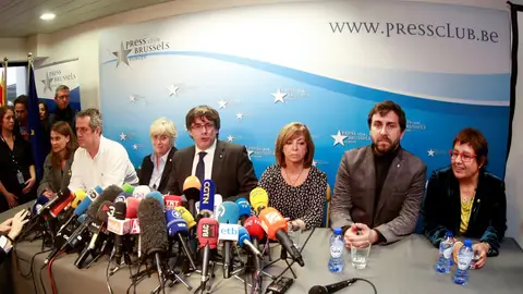 El expresidente de la Generalitat de Cataluña Carles Puigdemont (c), acompañado por cinco de sus antiguos consejeros, durante la rueda de prensa que ofreció en el club de la prensa de Bruselas, Bélgica, el pasado 31 de octubre de 2017. El expresidente de la Generalitat de Cataluña Carles Puigdemont (c), acompañado por cinco de sus antiguos consejeros, durante la rueda de prensa que ofreció en el club de la prensa de Bruselas, Bélgica, el pasado 31 de octubre de 2017.