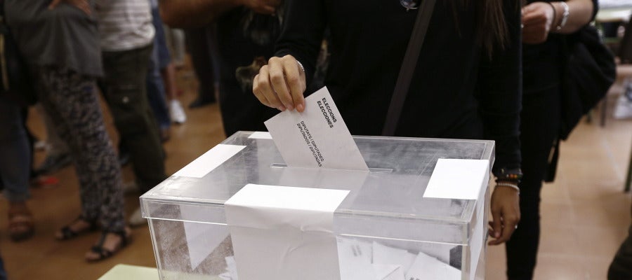 Imagen de una urna en un colegio electoral de Barcelona. Imagen de una urna en un colegio electoral de Barcelona.