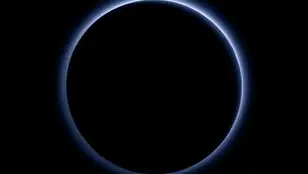 Contraluz de Plutón tomado por la cámara MVIC () a bordo de la New Horizons que muestran los tonos azules de su atmósfera 