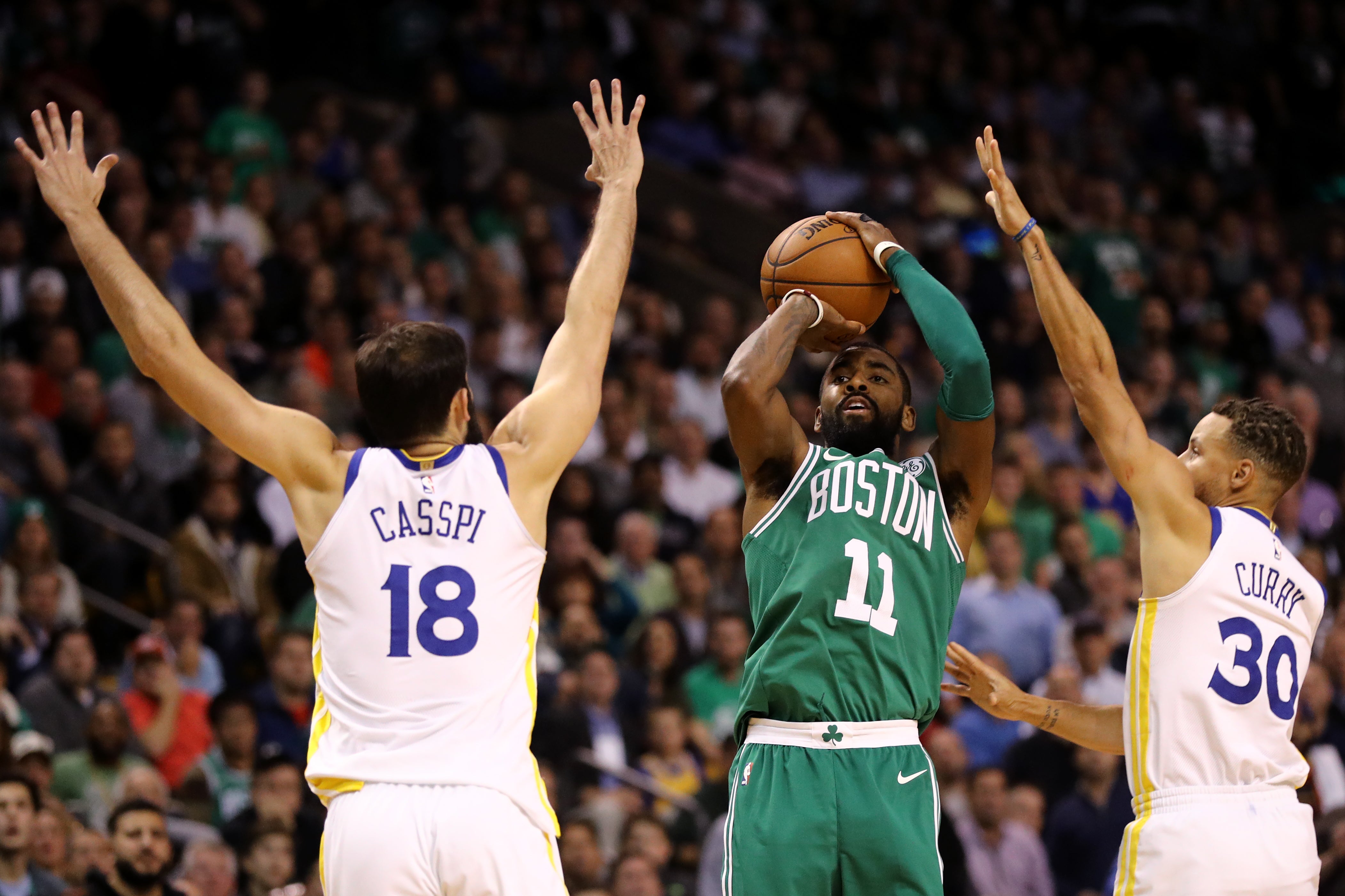 Kyrie Irving lidera la remontada de los Celtics antes los Warriors Kyrie Irving lidera la remontada de los Celtics antes los Warriors