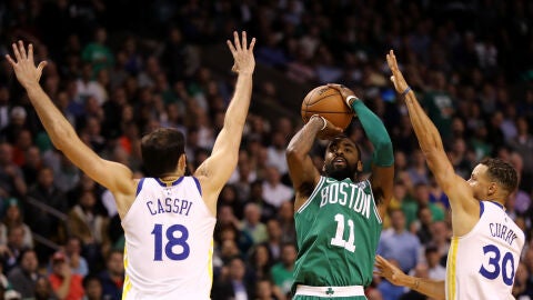 Kyrie Irving lanza a canasta ante Curry y Casspi