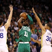 Kyrie Irving lanza a canasta ante Curry y Casspi Kyrie Irving lanza a canasta ante Curry y Casspi