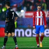 Cristiano Ronaldo y Griezmann, en el último derbi en El Calderón