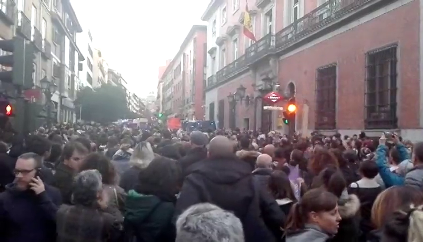 Cientos de personas se concentran en Madrid en apoyo a la víctima de 'La Manada' Cientos de personas se concentran en Madrid en apoyo a la víctima de 'La Manada'