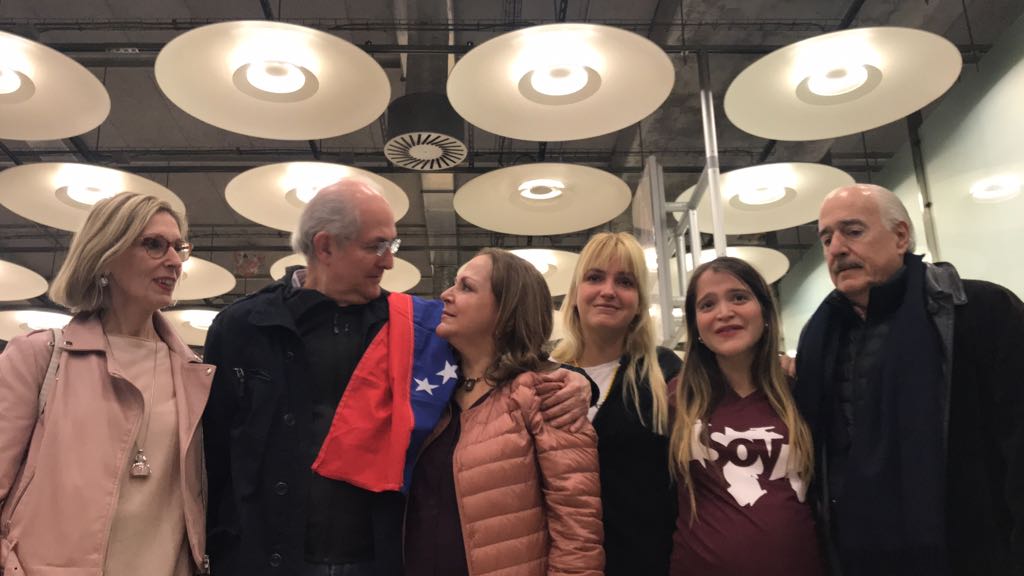 Ledezma dice sentirse "libre" a su llegada a Madrid y anuncia que se reunirá con Rajoy al mediodía Ledezma dice sentirse "libre" a su llegada a Madrid y anuncia que se reunirá con Rajoy al mediodía