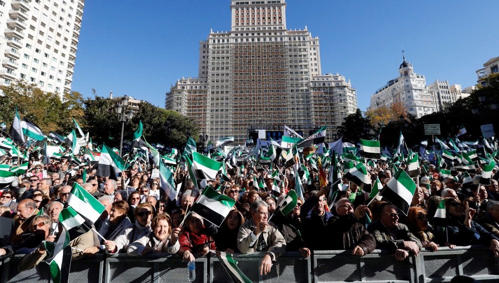 La sociedad extremeña protagoniza una manifestación en Madrid, con una voz única y reivindicativa por "un tren digno ya"