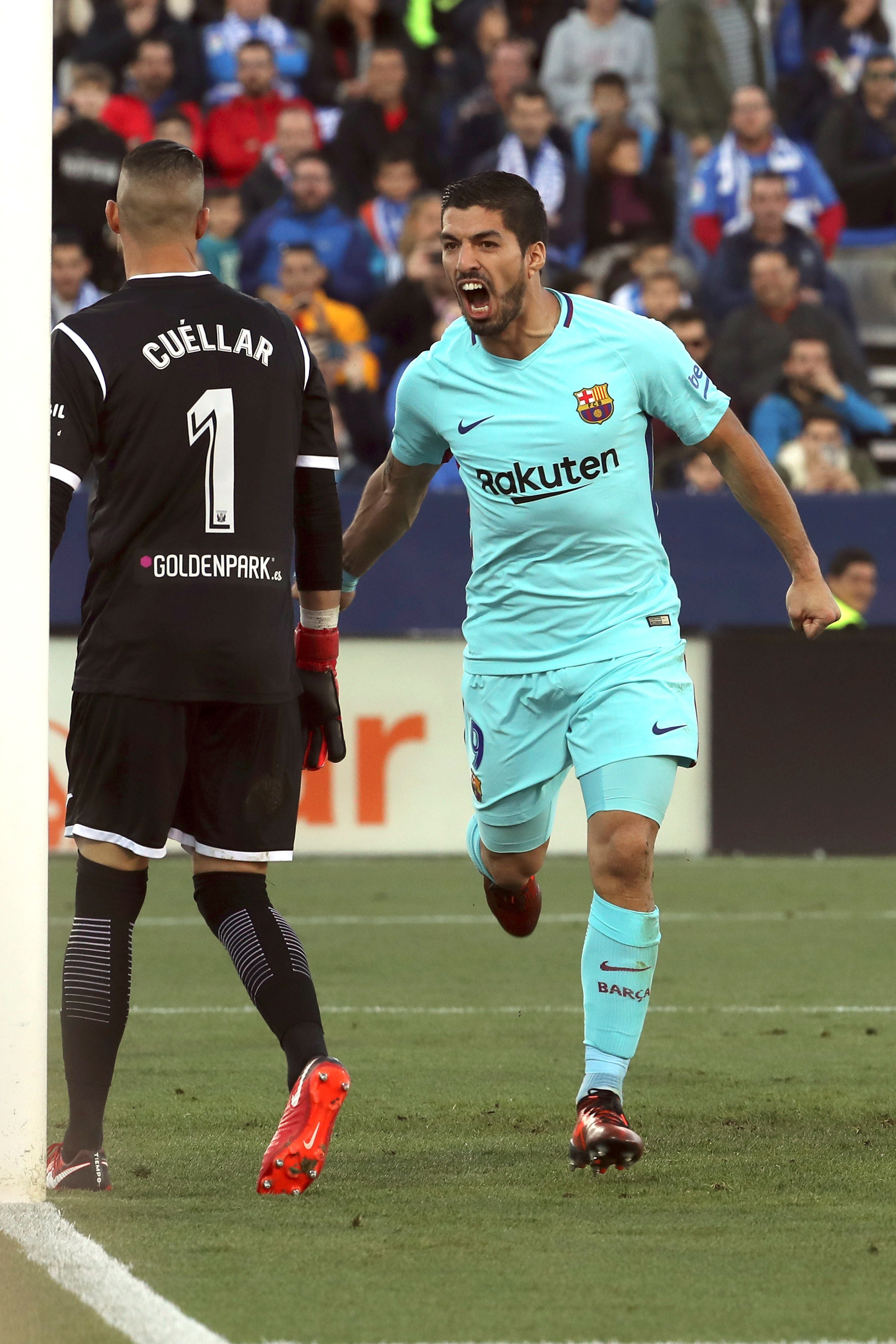 Luis Suárez celebró su segundo gol en la cara de Pichu Cuéllar Luis Suárez celebró su segundo gol en la cara de Pichu Cuéllar