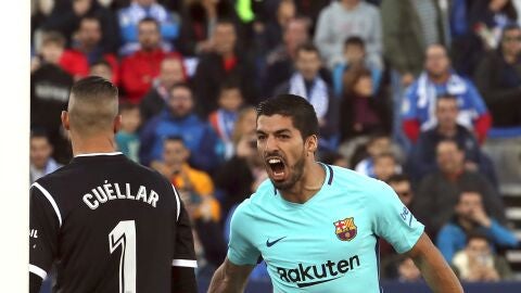 Luis Su&aacute;rez celebra su segundo gol ante Pichu Cuellar