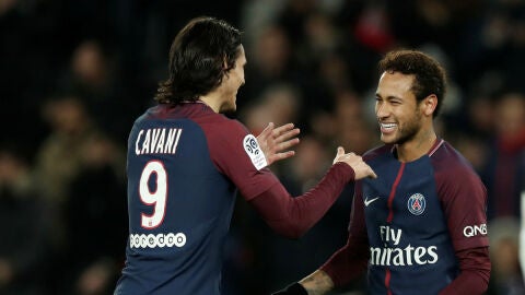 Cavani celebra un gol con Neymar