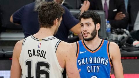 Pau Gasol saluda a Alex Abrines