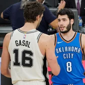 Pau Gasol saluda a Alex Abrines Pau Gasol saluda a Alex Abrines