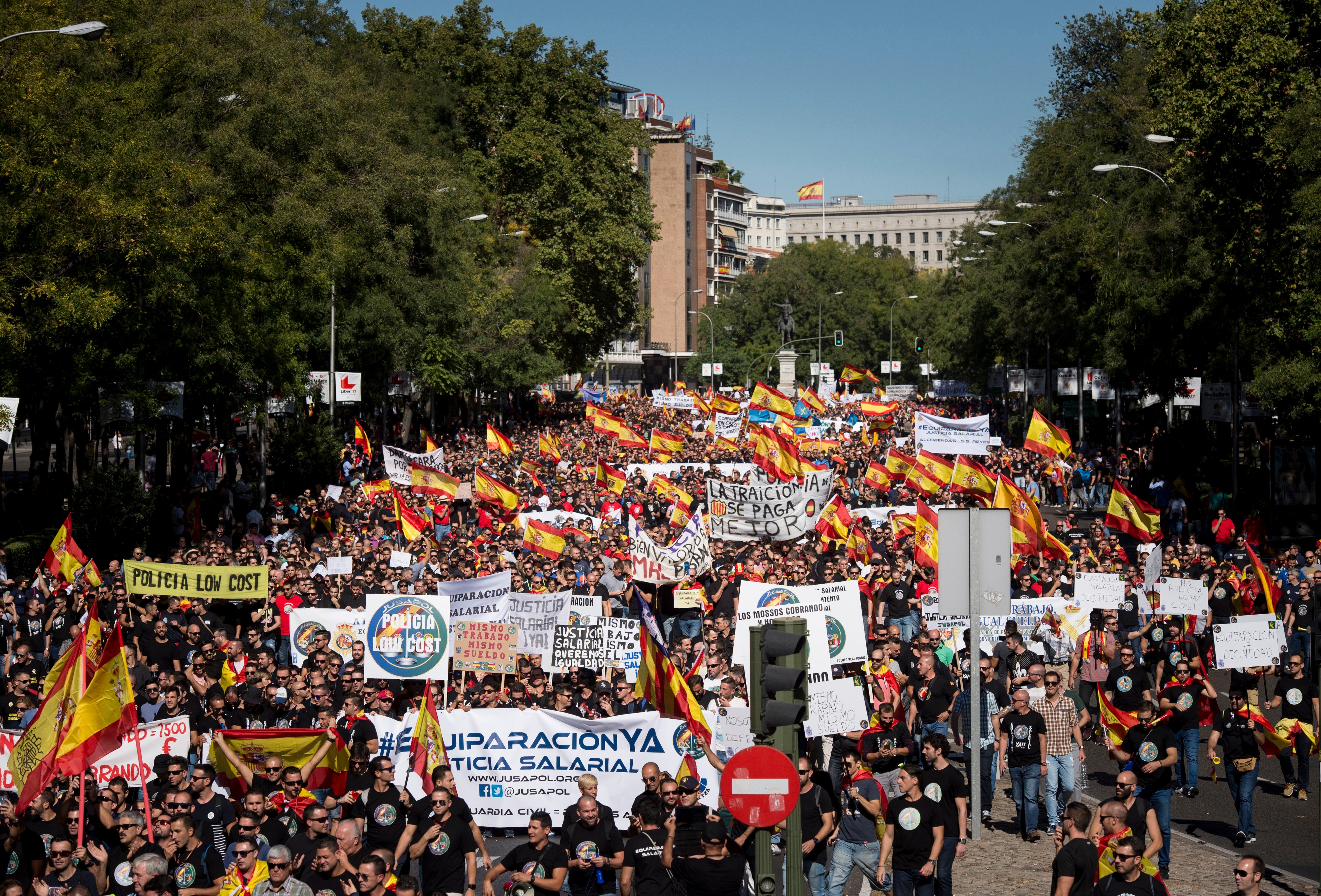 Policías y guardias civiles se manifiestan en Barcelona pidiendo la equiparación salarial con los Mossos y la Ertzaintza Policías y guardias civiles se manifiestan en Barcelona pidiendo la equiparación salarial con los Mossos y la Ertzaintza