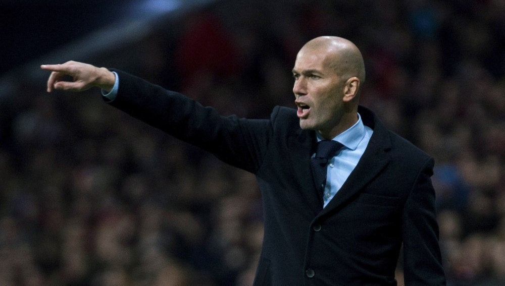 Zidane da instrucciones en la banda del Wanda Metropolitano
