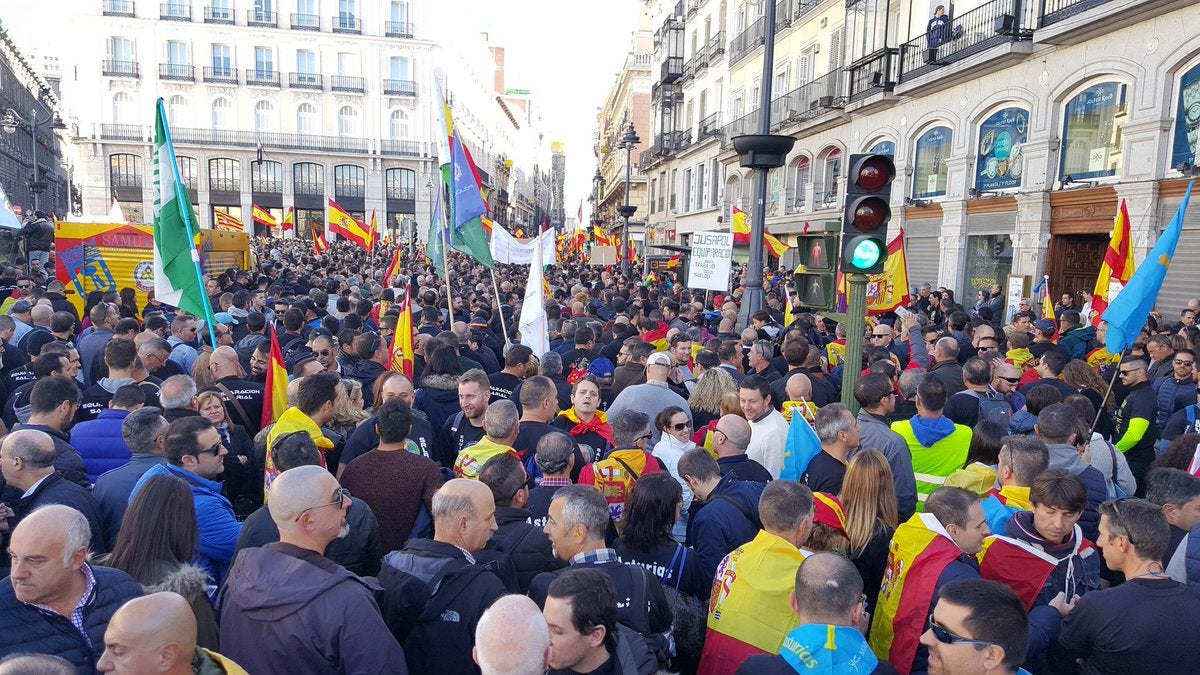 Miles de policías y guardias civiles piden en Madrid igualdad salarial Miles de policías y guardias civiles piden en Madrid igualdad salarial
