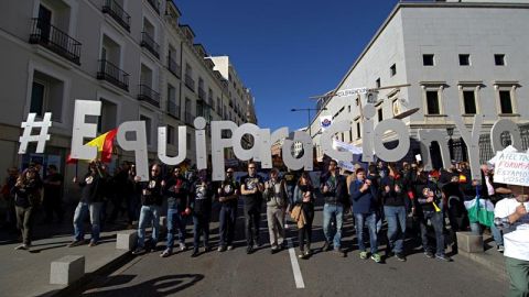 Polic&iacute;as y Guardia Civiles se manifiestan por la equiparaci&oacute;n salarial