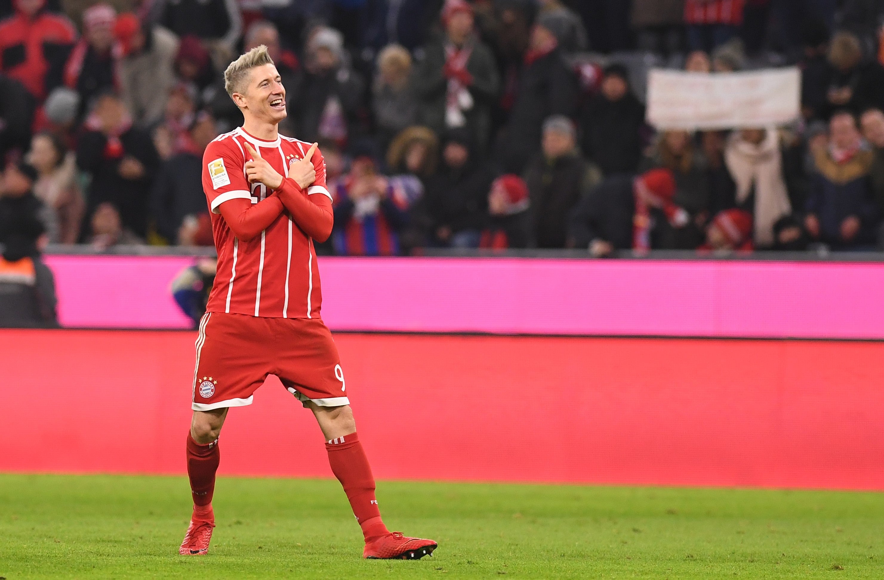 El Bayern refuerza su liderato con un doblete de Lewandowski ante el Augsburgo El Bayern refuerza su liderato con un doblete de Lewandowski ante el Augsburgo