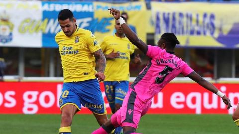  El centrocampista de la UD Las Palmas Vitolo pelea un bal&oacute;n con Doukoure, del Levante.