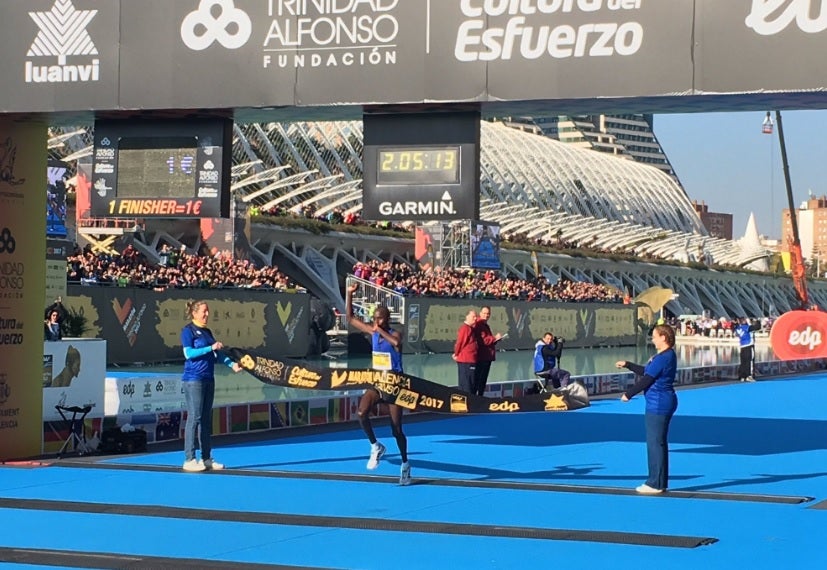 El keniano Sammy Kirop Kitwara pulveriza el récord del Maratón de Valencia El keniano Sammy Kirop Kitwara pulveriza el récord del Maratón de Valencia