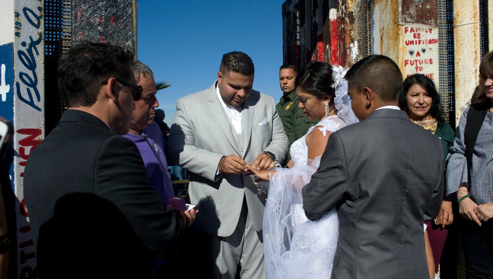 Una pareja aprovecha la apertura del muro entre México y EE.UU para casarse