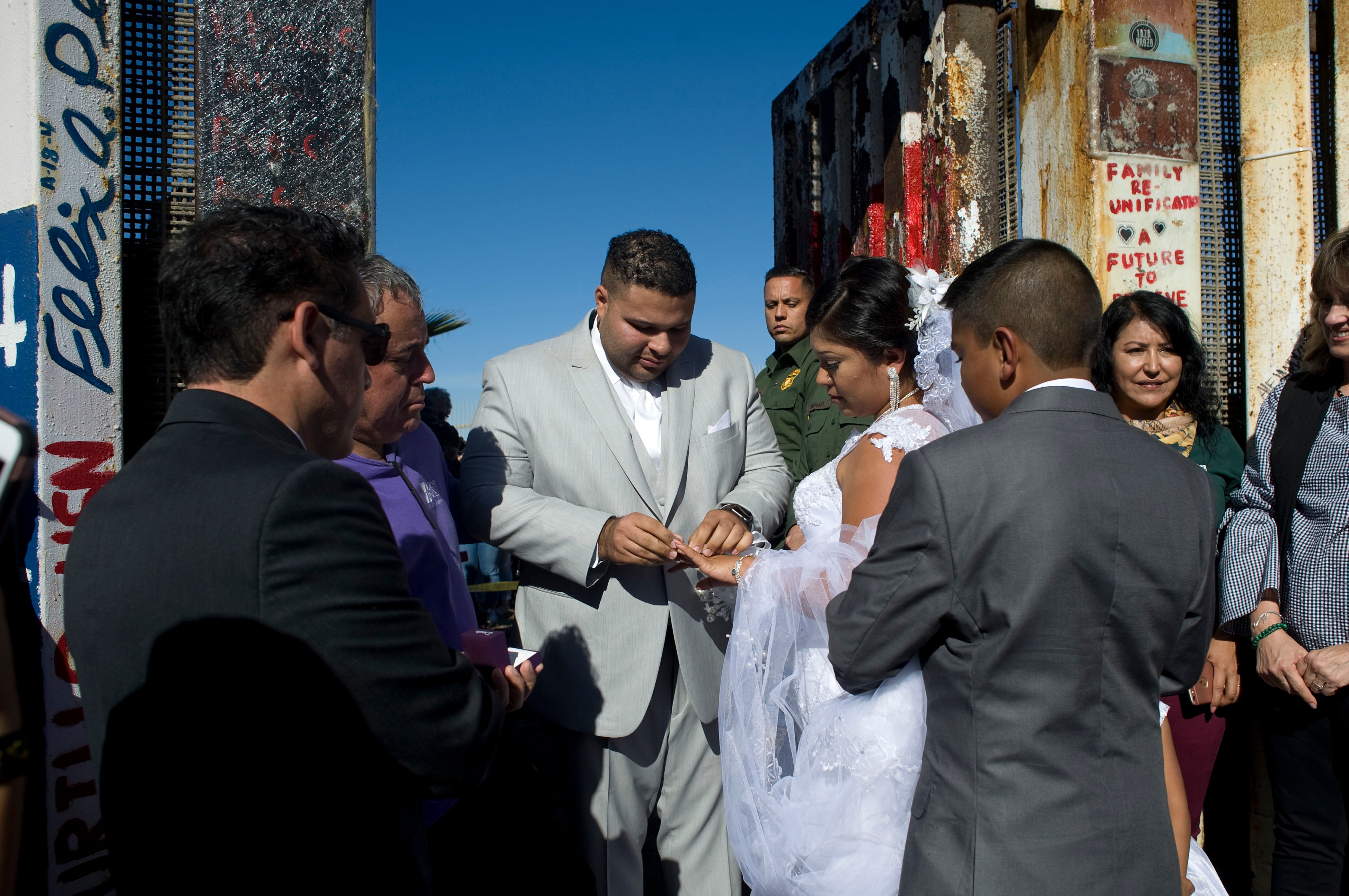 Una pareja aprovecha la apertura del muro entre México y Estados Unidos para casarse Una pareja aprovecha la apertura del muro entre México y Estados Unidos para casarse