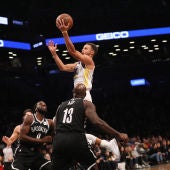 Curry entra a canasta ante la defensa de los Nets