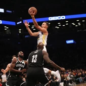 Curry entra a canasta ante la defensa de los Nets Curry entra a canasta ante la defensa de los Nets