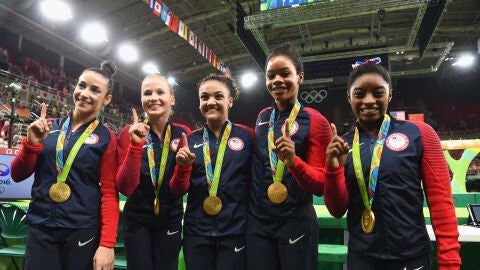 Simone Biles, a la derecha de la imagen, junto a Gabby Douglas y el resto de sus compa&ntilde;eras