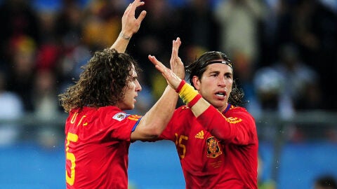 Puyol y Sergio Ramos se animan durante un partido con la Selecci&oacute;n