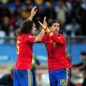 Puyol y Sergio Ramos se animan durante un partido con la Selección