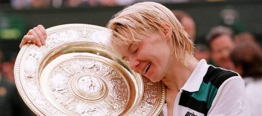 Jana Novotna, con el trofeo de campeona de Wimbledon en 1998 Jana Novotna, con el trofeo de campeona de Wimbledon en 1998