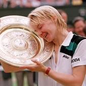 Jana Novotna, con el trofeo de campeona de Wimbledon en 1998 Jana Novotna, con el trofeo de campeona de Wimbledon en 1998