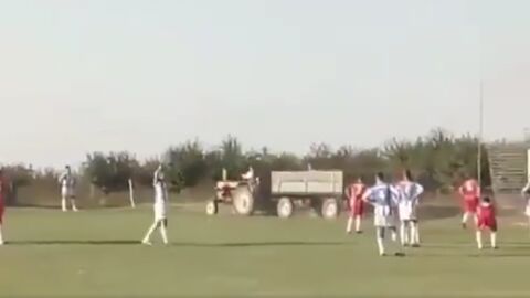 Un tractor se mete en un partido de aficionados