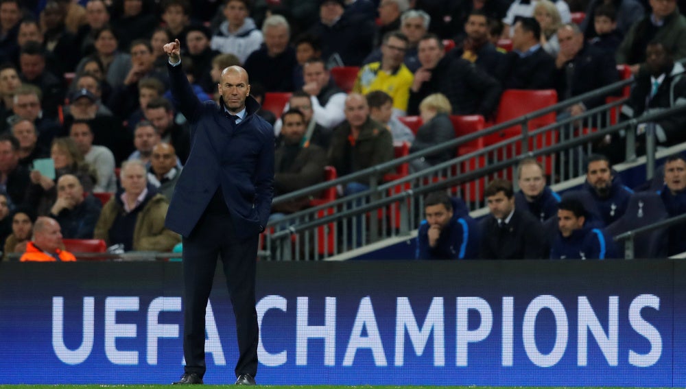 Zidane da indicaciones durante el Tottenham - Real Madrid