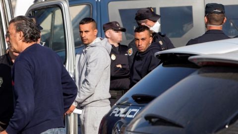 Varios inmigrantes suben en una furgoneta de la polic&iacute;a nacional 
