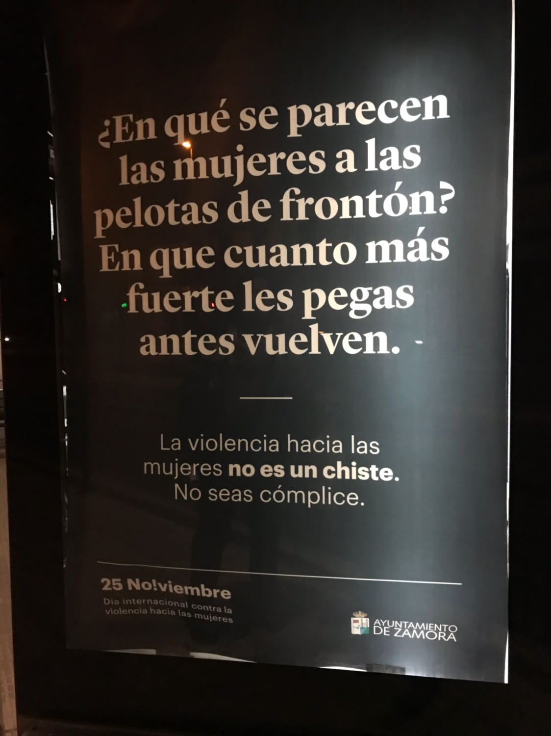 Zamora cambia su campaña de chistes machistas por frases contra ellos Zamora cambia su campaña de chistes machistas por frases contra ellos